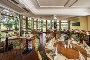 Serveert ontbijt, lunch, diner, regionale gerechten