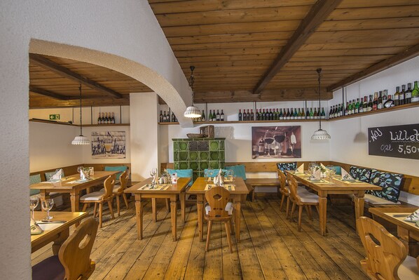 Breakfast, lunch, dinner served; Regional cuisine