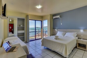 Minibar, in-room safe, desk, laptop workspace - Hotel Vila Mar (Florianópolis)