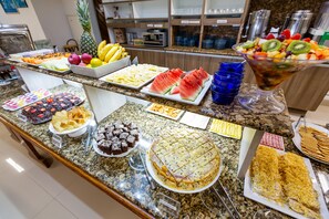 Free daily buffet breakfast - Hotel Vila Mar (Florianópolis)