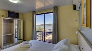 Minibar, Zimmersafe, Schreibtisch, laptopgeeigneter Arbeitsplatz