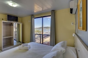 Minibar, in-room safe, desk, laptop workspace - Hotel Vila Mar (Florianópolis)