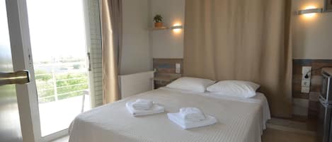 Double Room, Sea View | Premium bedding, Select Comfort beds, minibar, in-room safe