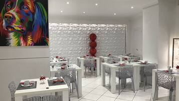 Bữa sáng buffet hàng ngày (10 EUR/mỗi người)