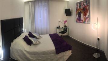 Quarto casal superior (with Bath) | Escrivaninha, quartos à prova de som, ferros/tábuas de passar roupa