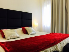 Escritorio, sistema de insonorización y tabla de planchar con plancha