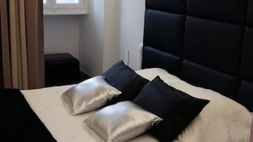 Triple Room | Desk, soundproofing, iron/ironing board, free cribs/infant beds