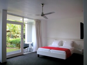 Premium bedding, in-room safe, soundproofing, free WiFi