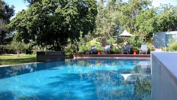 Piscine extérieure, parasols de plage, chaises longues