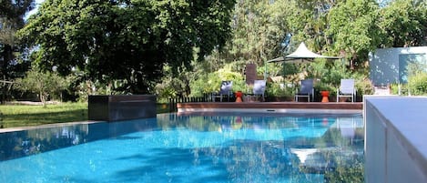 Piscine extérieure, parasols de plage, chaises longues