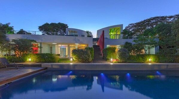 Outdoor pool, pool umbrellas, pool loungers - Serene-estate Boutique Guesthouse (St. Lucia)