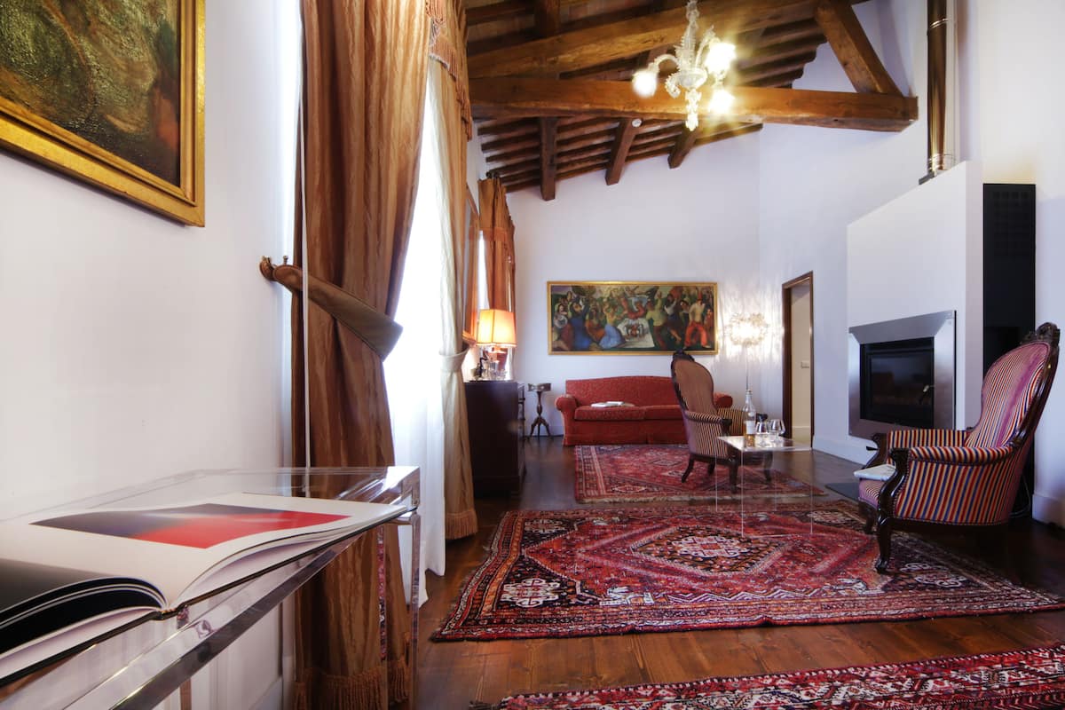 Royal Suite | Premium bedding, in-room safe, soundproofing, WiFi (free)