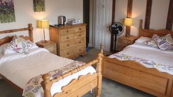 Chambre Familiale | Chambres insonorisées, fer et planche à repasser