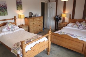 Chambre Familiale | Chambres insonorisées, fer et planche à repasser