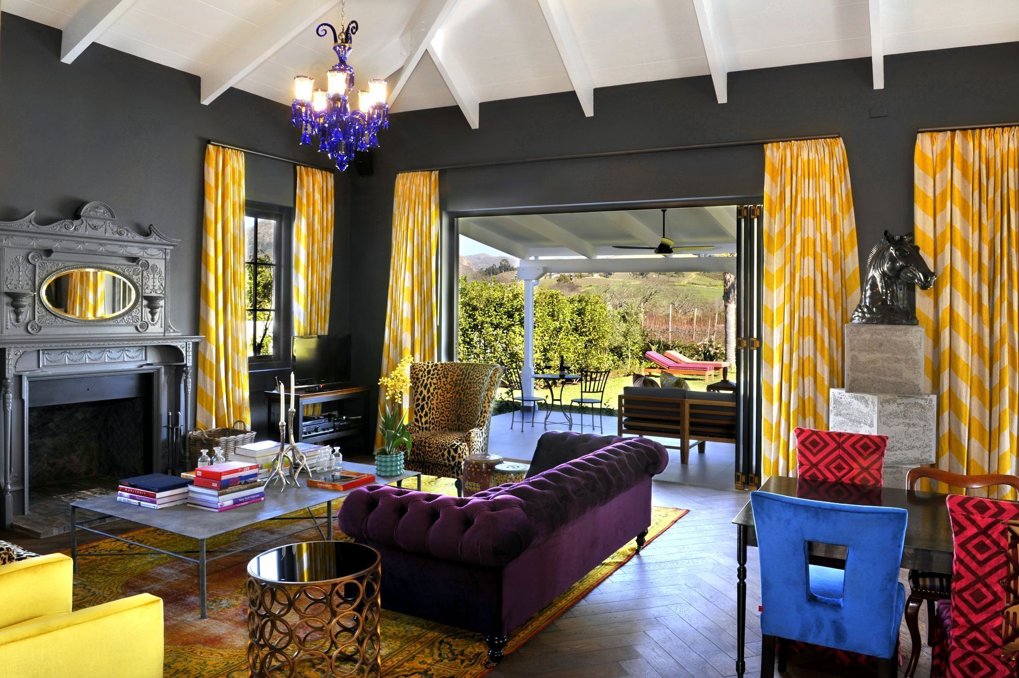 تلفزيون إل سي دي بحجم 32-بوصة يعرض قنوات فضائية، تلفزيون