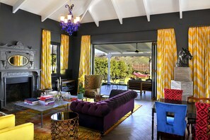 32-inch LCD TV with satellite channels, TV - Franschhoek Villas (Franschhoek)