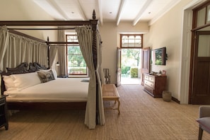 In-room safe, iron/ironing board, free WiFi - Franschhoek Villas (Franschhoek)