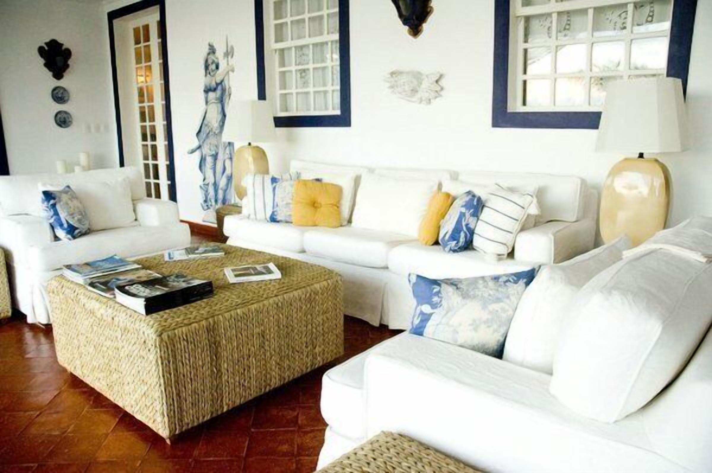 ocean views, serves breakfast, lunch and dinner