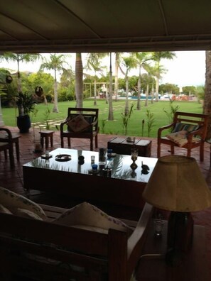 Petit déjeuner, déjeuner et dîner servis sur place, vue sur la piscine