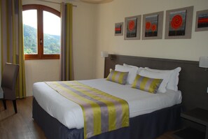 Premium bedding, in-room safe, desk, free WiFi - Hôtel 3* La Vallée des 3 Barbus  (Generargues)