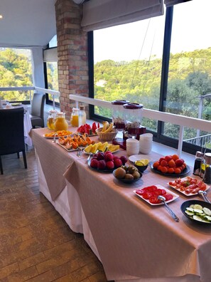 Daily buffet breakfast (EUR 15 per person) - Hôtel 3* La Vallée des 3 Barbus  (Generargues)