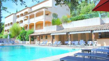 Outdoor pool, pool umbrellas, sun loungers