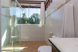 Superior Double Room, 1 Bedroom | Bathroom | Shower, free toiletries, towels, toilet paper - Pousada Rio Paraty (Paraty)