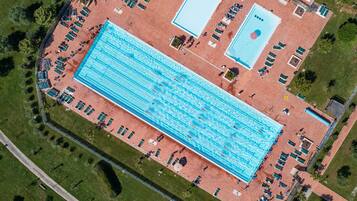 Vista aèria d'un complex de piscines amb diverses línies, gandules i una zona de piscina separada.