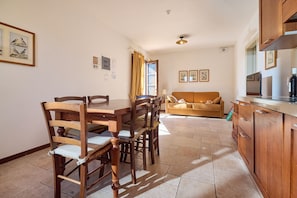 Appartement Classique, 1 chambre | Coin séjour | Télévision LCD de 24 pouces avec chaînes par satellite, télévision