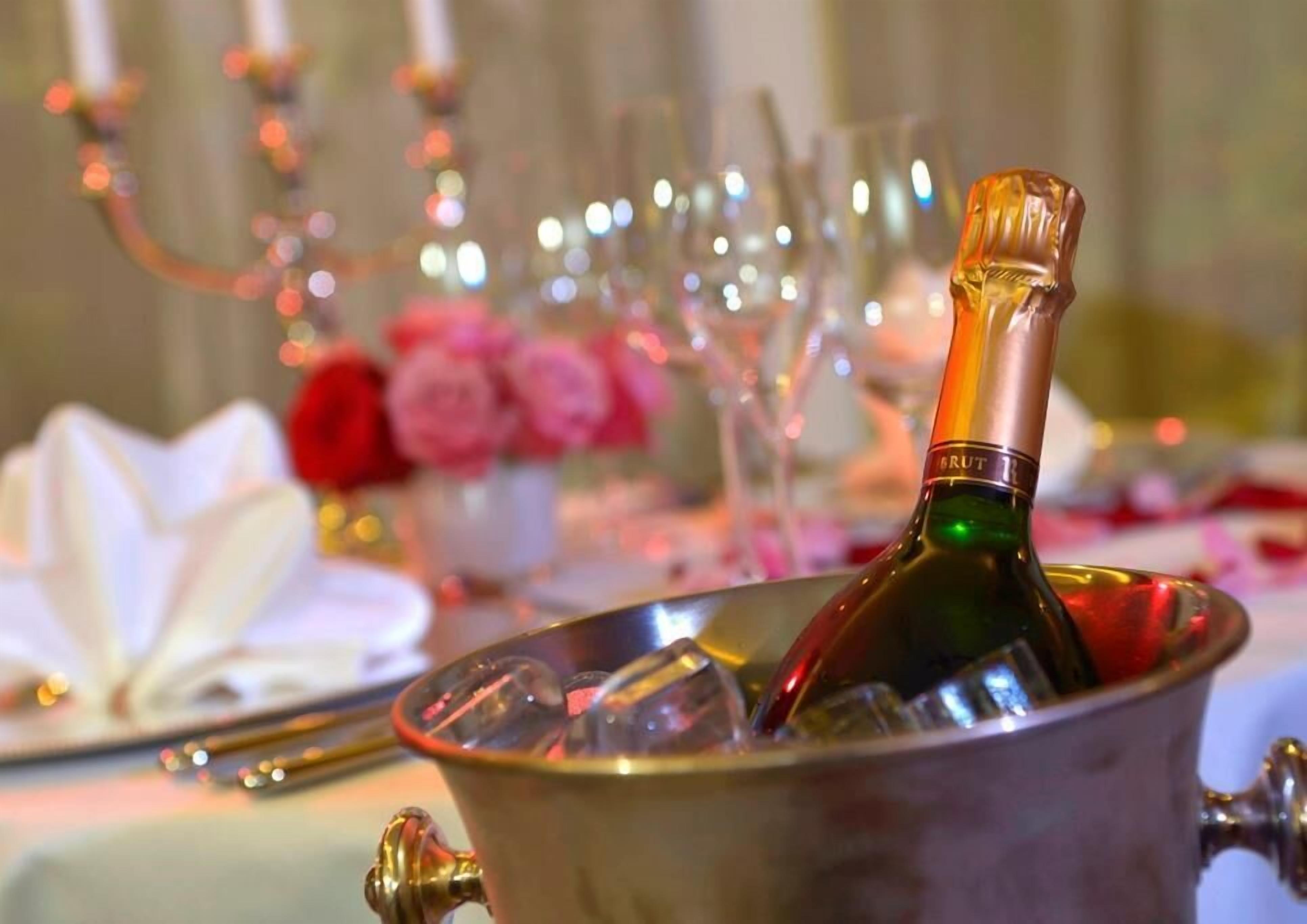 breakfast, lunch, dinner served; regional cuisine, al fresco dining