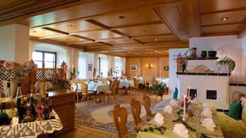 Se sirven desayunos, comidas y cocina regional con mesas al aire libre