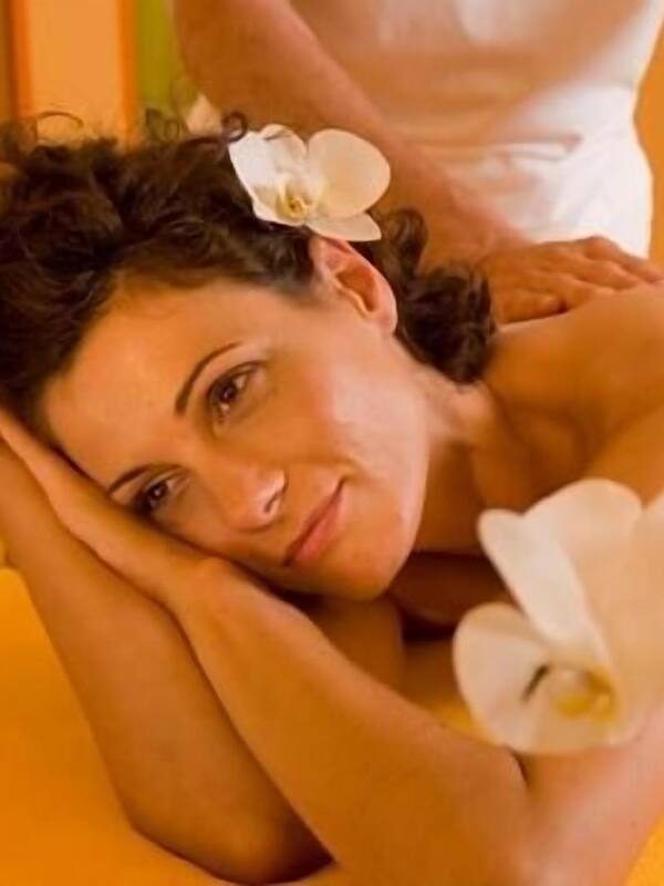 Sauna, soins corporels, enveloppements corporels, gommages corporels