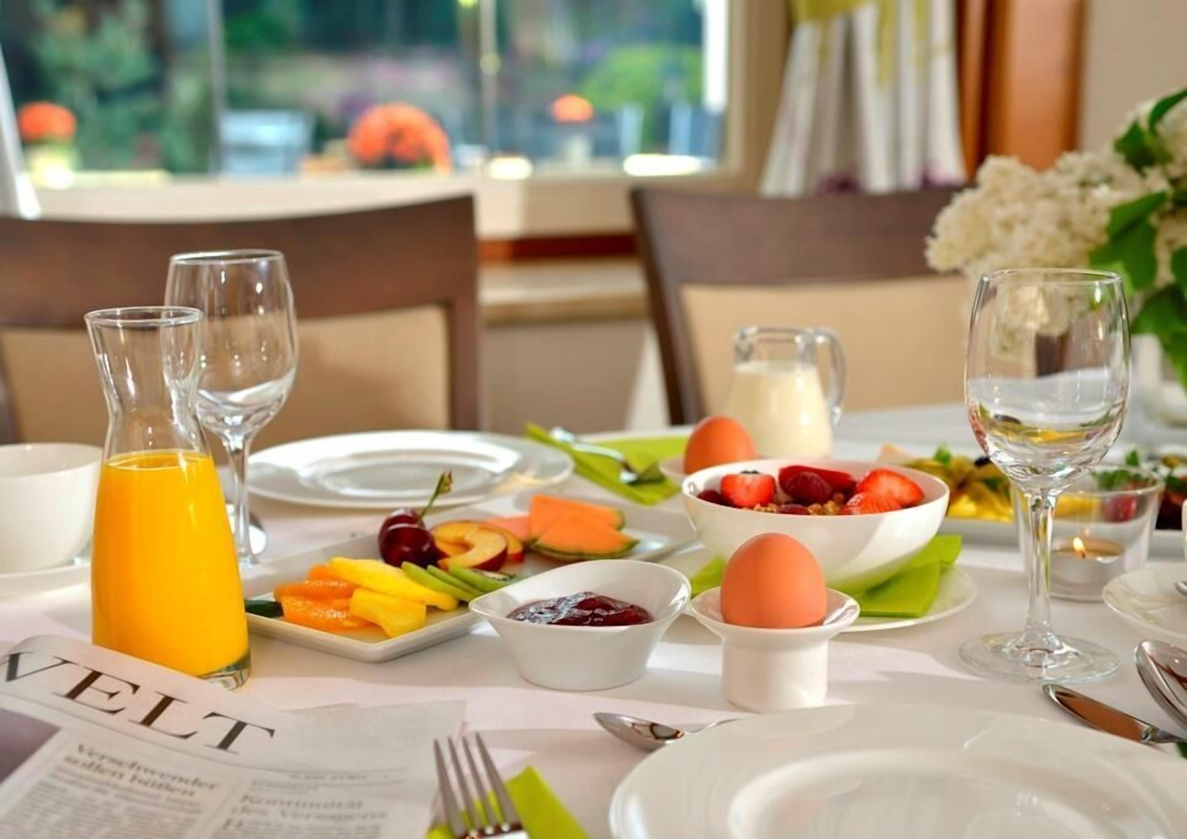 daily buffet breakfast for a fee