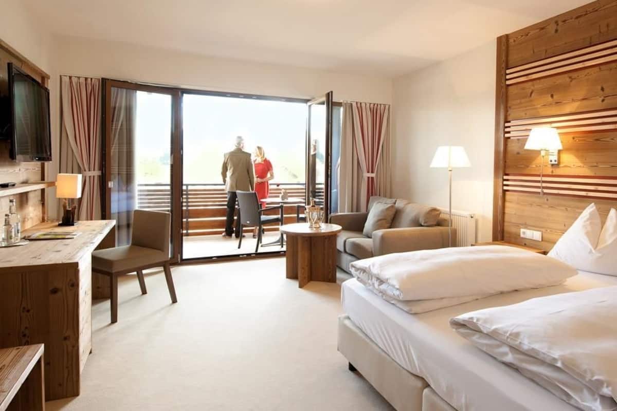 minibar, in-room safe, desk, rollaway beds