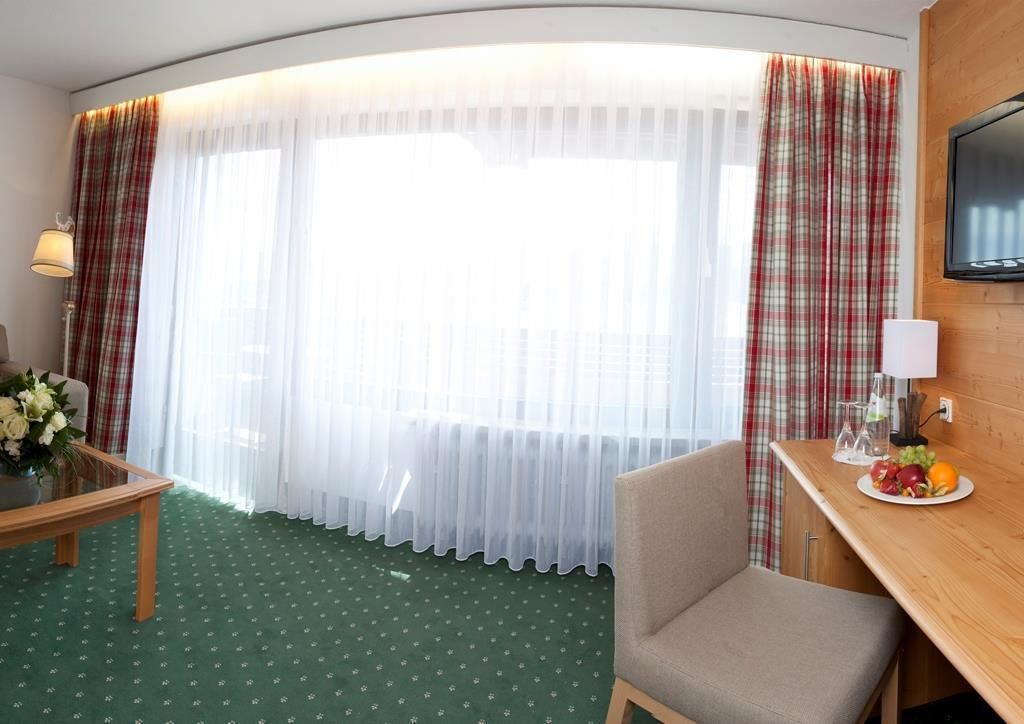 double room | minibar, in-room safe, desk, rollaway beds