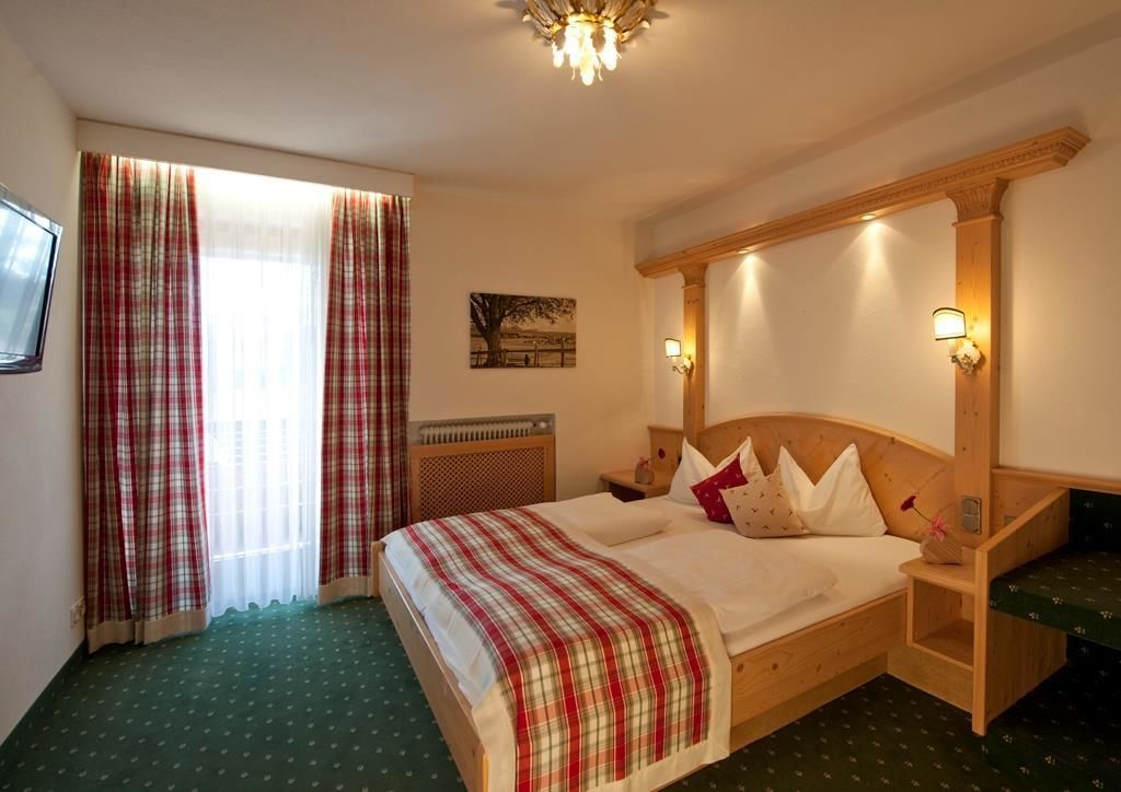 minibar, in-room safe, desk, rollaway beds