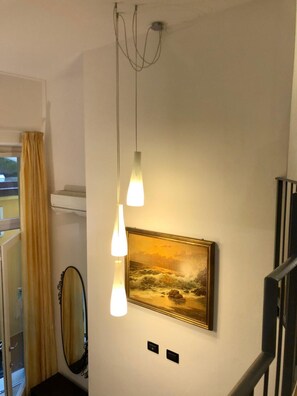 1 chambre, literie hypoallergénique, ameublement personnalisé, bureau