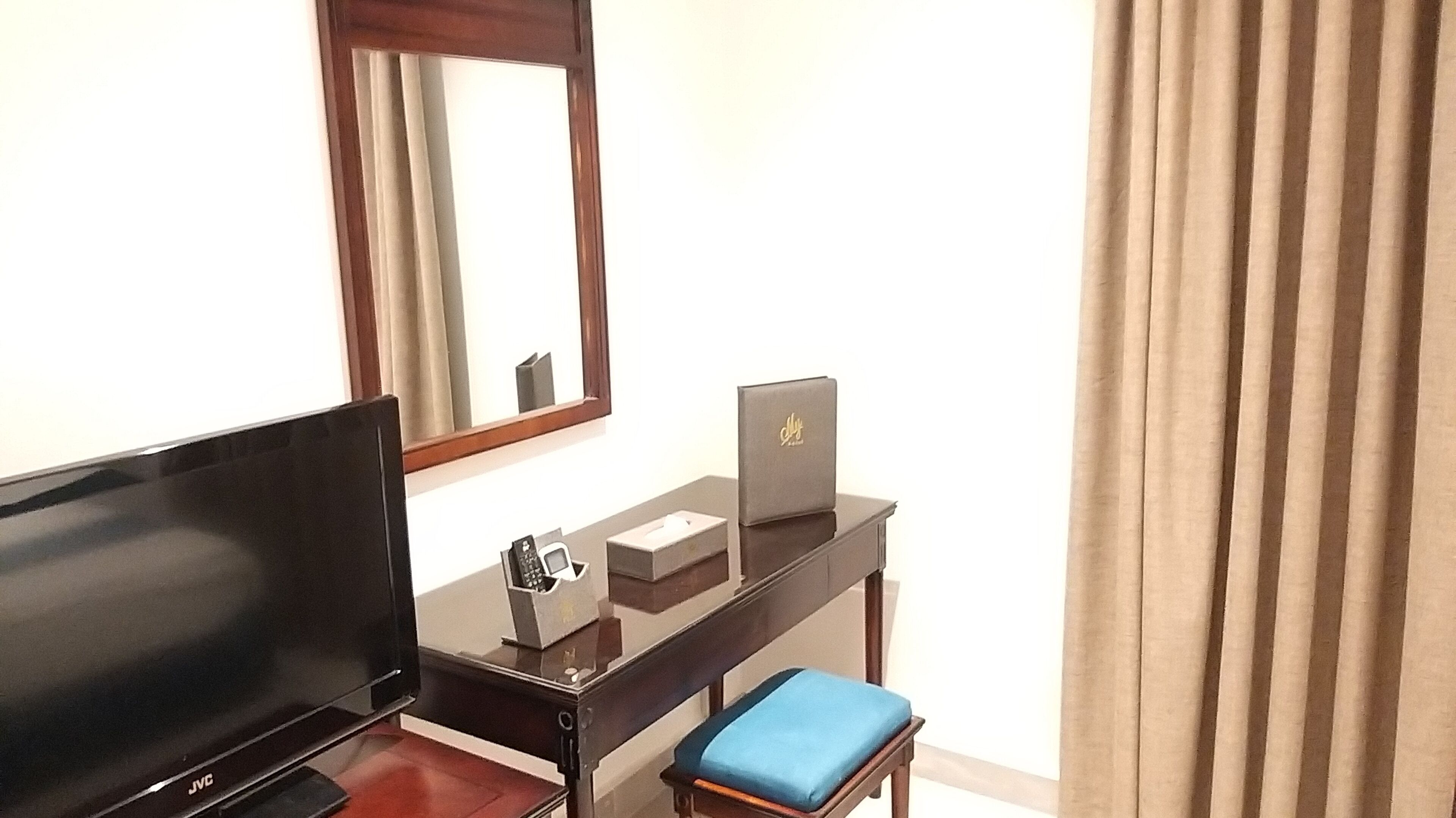 32-inch lcd tv with satellite channels, smart tv