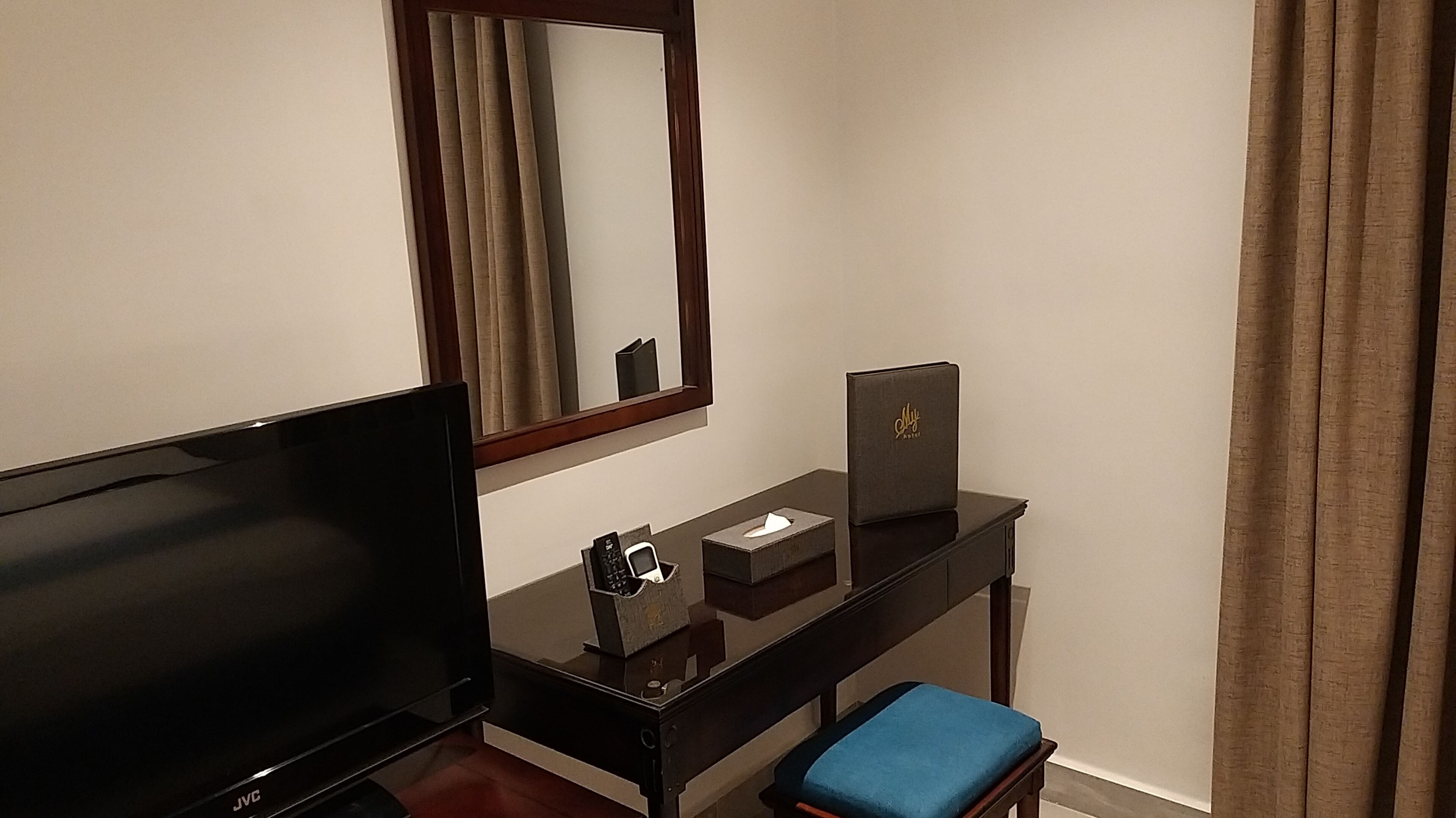 32-inch lcd tv with satellite channels, smart tv