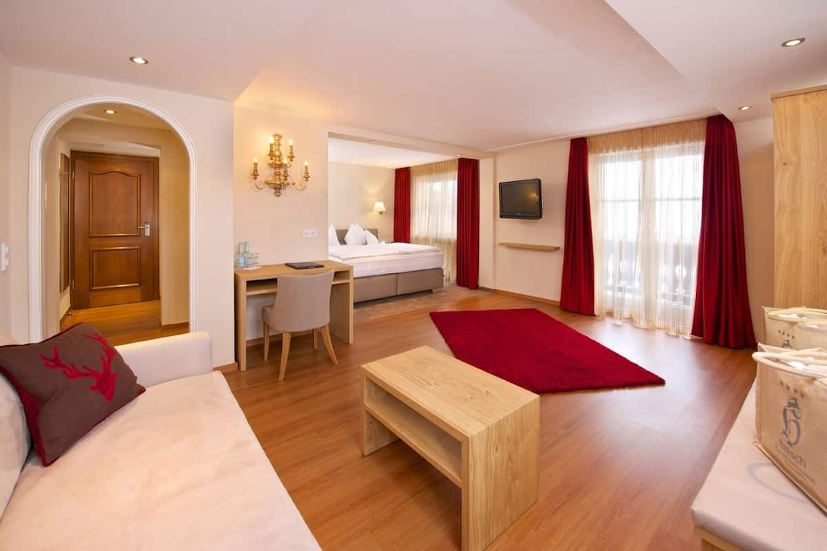 Luxe tweepersoonskamer (Superior) | Een minibar, een kluis op de kamer, een bureau, gratis babybedden