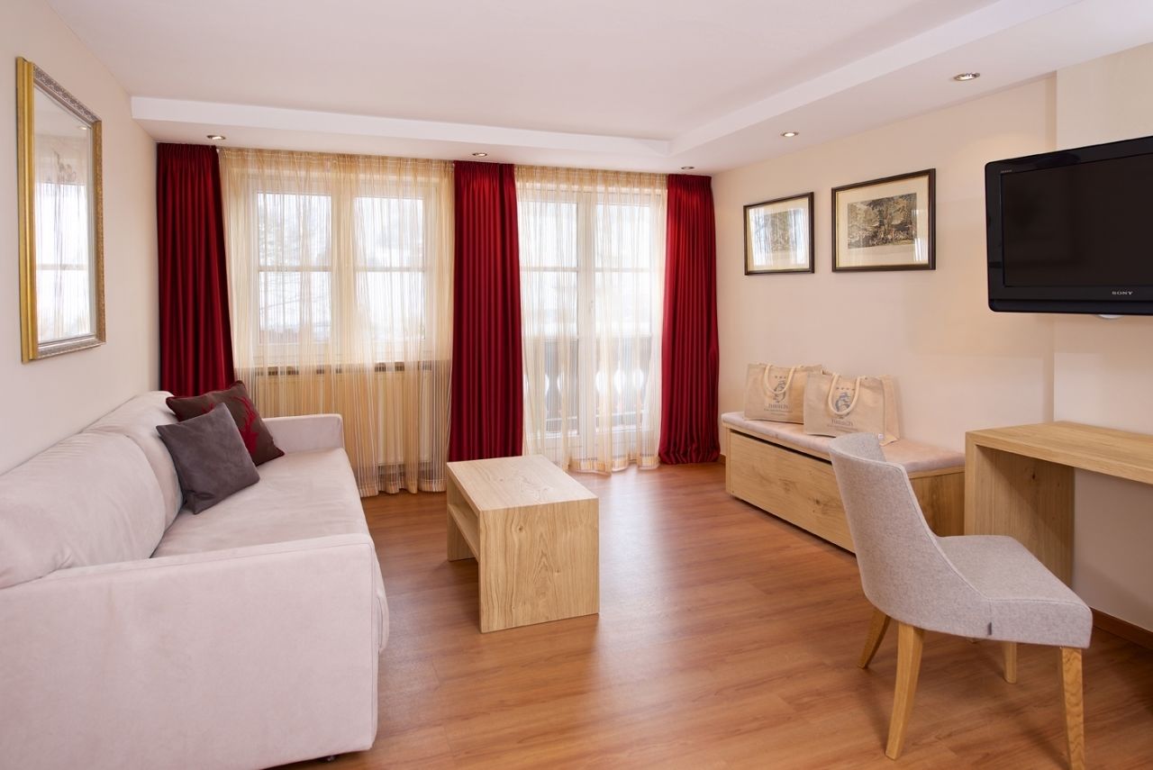 luxury double room (superior) | living area | flat-screen tv