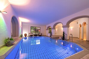 Innendørsbasseng og solsenger