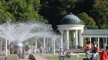 Un parque público con una fuente, un pabellón y una estructura en forma de cúpula.