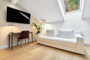 Double Room (with extra bed) | Ruang tamu | TV Plasma 