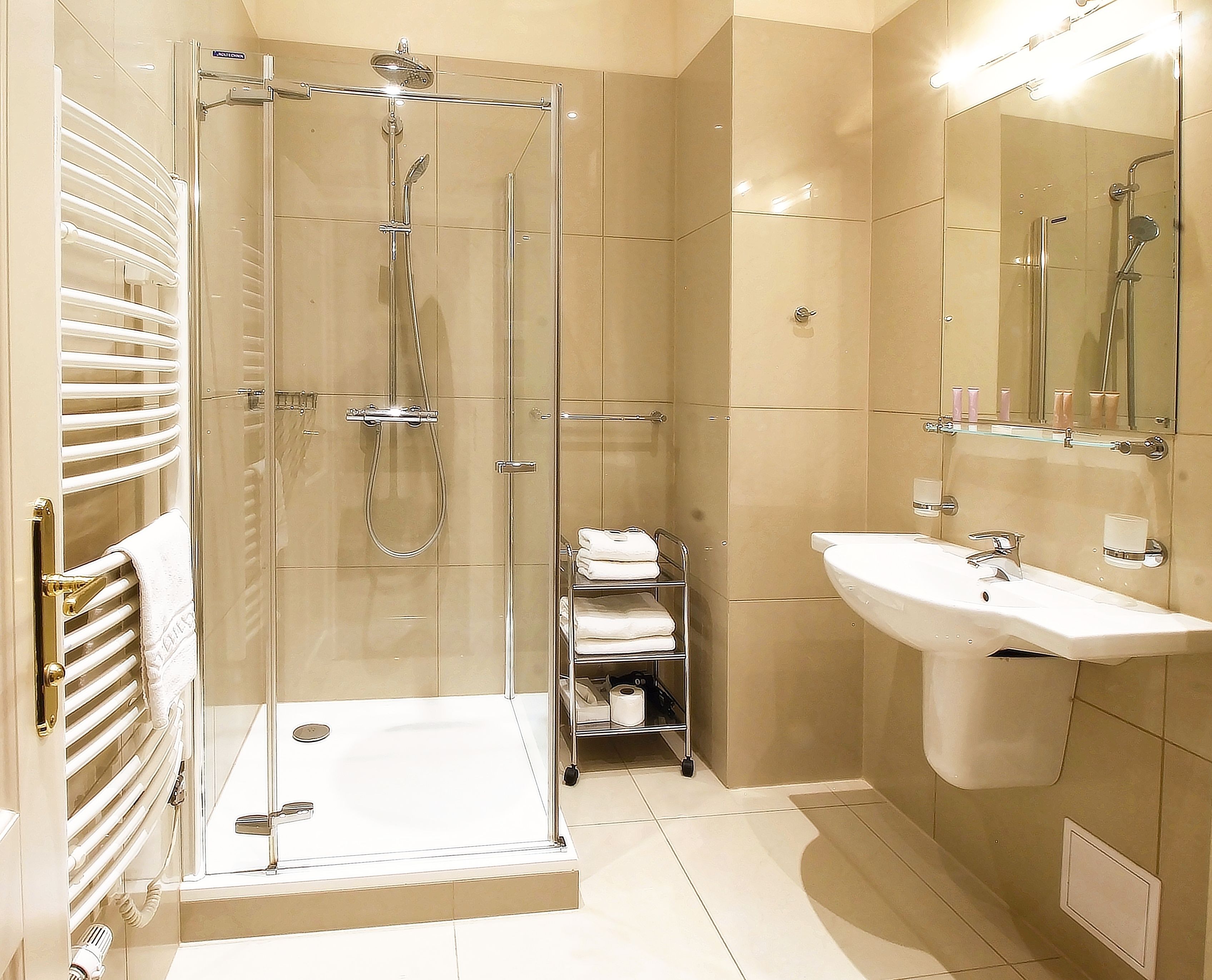 double room | bathroom | combined shower/bathtub, free toiletries, hair dryer, towels