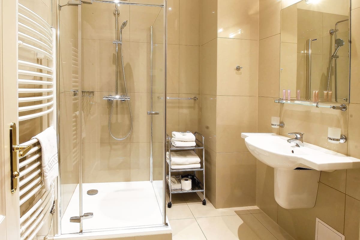 double room | bathroom | combined shower/bathtub, free toiletries, hair dryer, towels