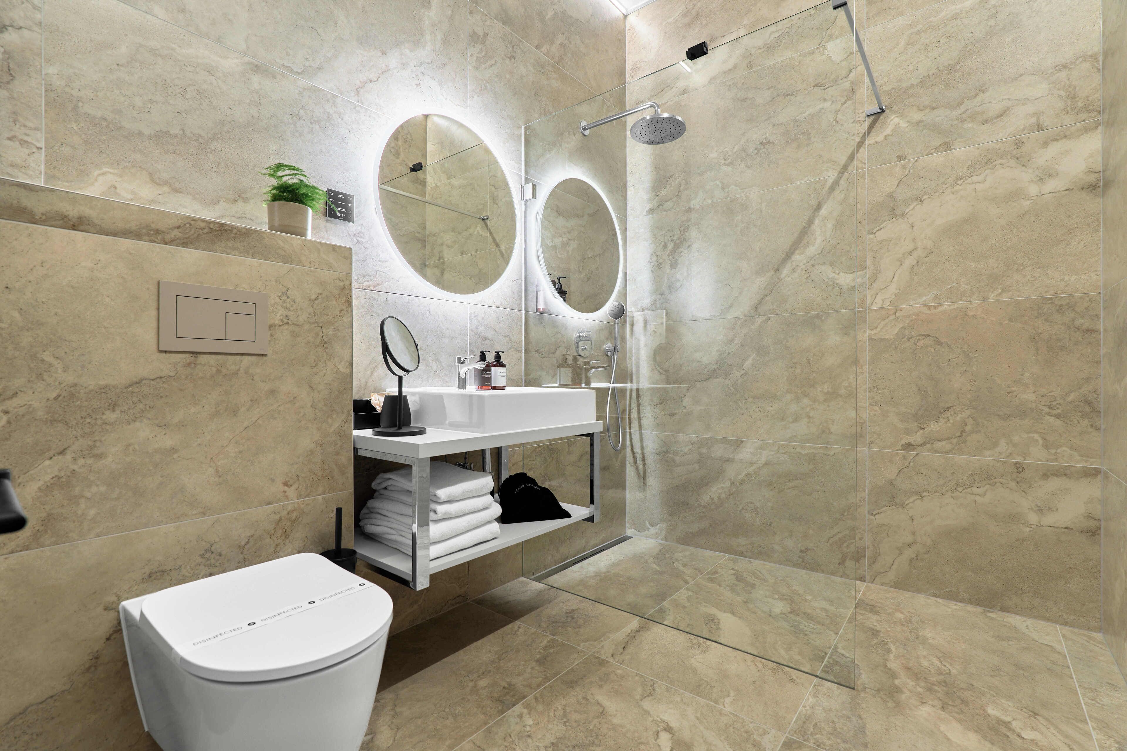 Deluxe tweepersoonskamer | Badkamer | Een douche, een regendouche, designer toiletartikelen, een haardroger