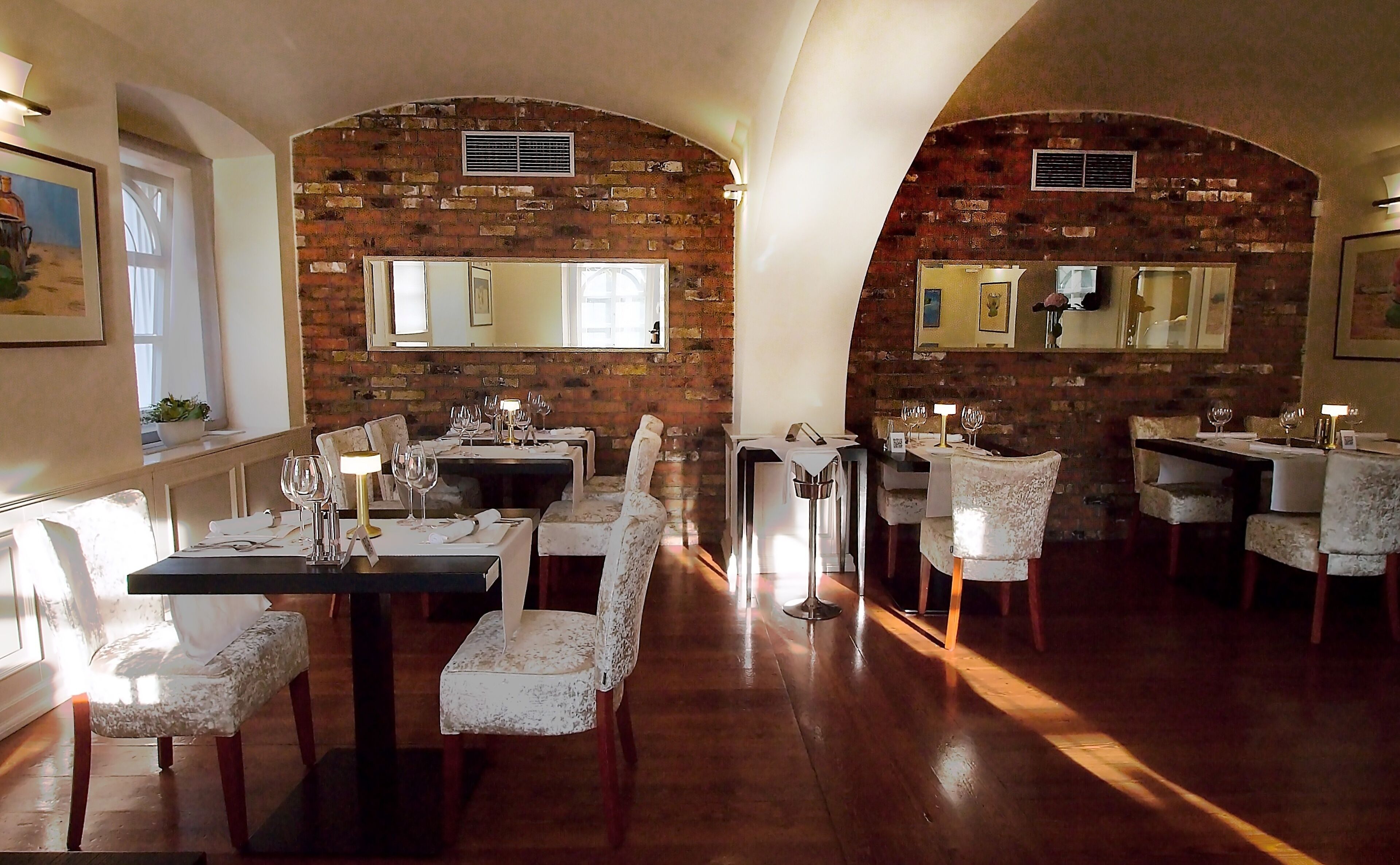 breakfast, lunch and dinner served