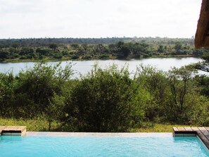 Suite, uitzicht op rivier | Buitenzwembad | Een buitenzwembad en ligstoelen