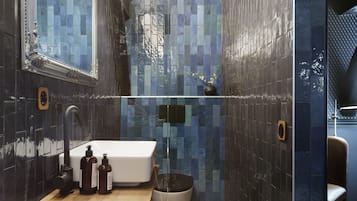 Single Room | Badezimmer | Kostenlose Toilettenartikel, Haartrockner, Handtücher, Seife